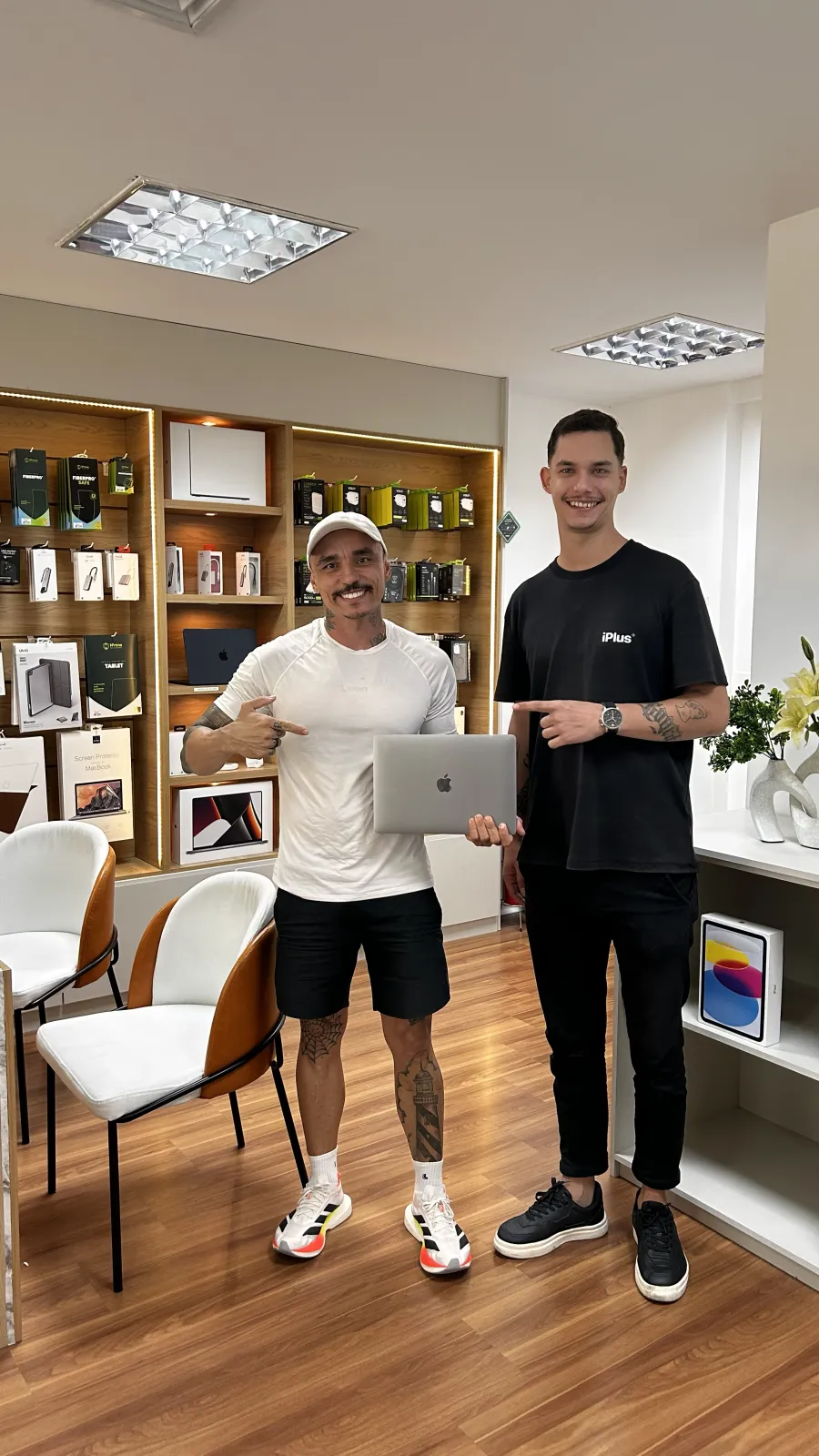 Cliente da iPlus recebendo o orçamento do reparo do MacBook
