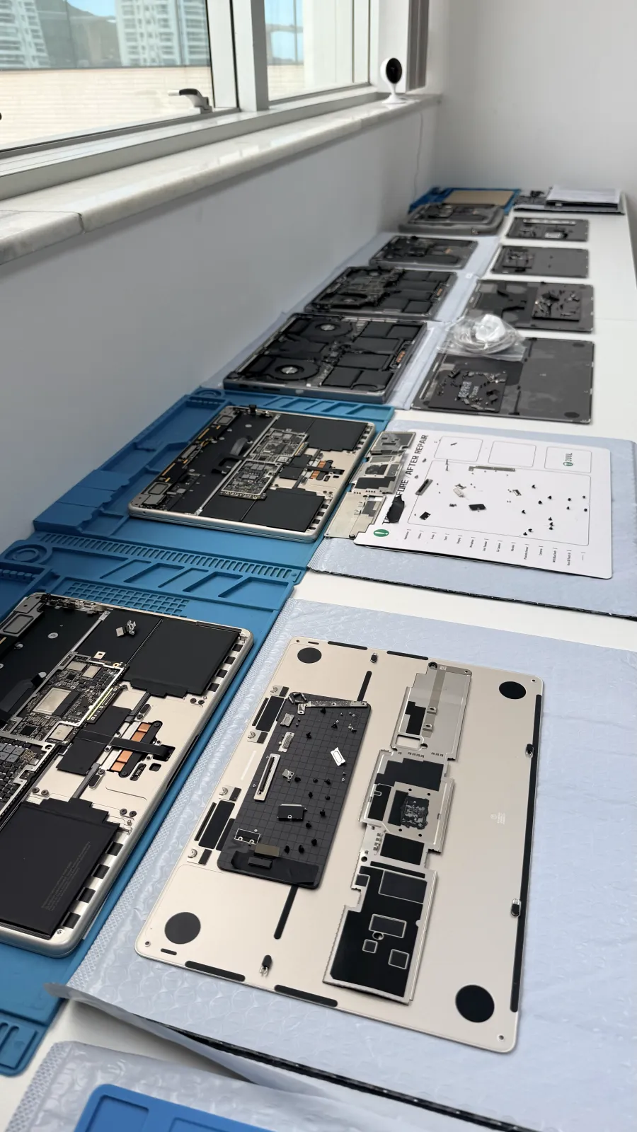 MacBook aberto, cada peça no lugar
