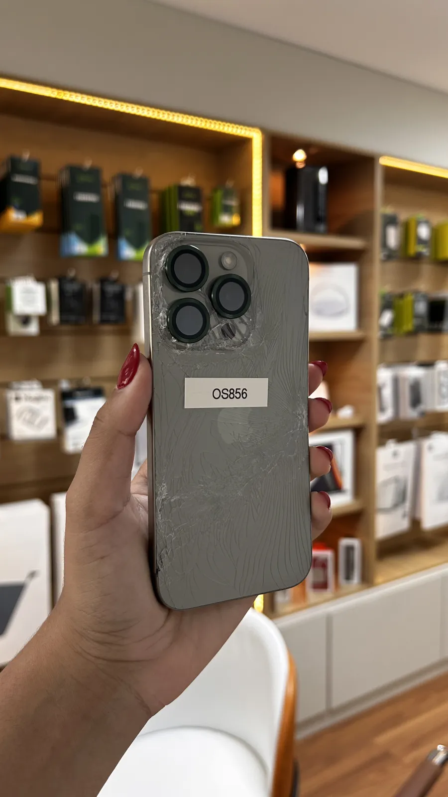 iPhone, traseira de vidro trincada
